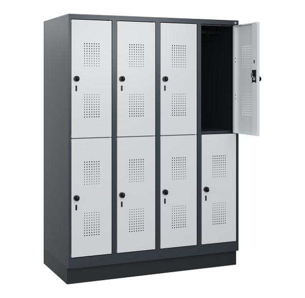 C+P Doppelstöckiger Spind Evolo PLUS, Sockel, 8 Fächer, 1630x1200x500mm, 7016/70, Frontfarbe RAL 7035 Lichtgrau, Drehriegel, 0493205-40 S10017
