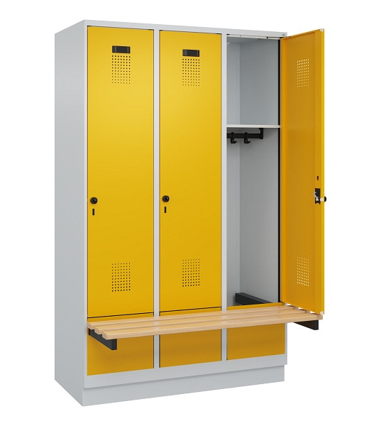 C+P Spind Evolo PLUS, 3 Abteile, 1950x1200x815mm, 7035/1004, Drehriegel, Sitzfläche Holz, Sitzbank auskragend Sockel, 049040-32 S10000