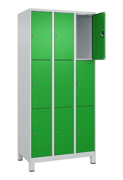 C+P Schließfachschrank Evolo PLUS, mit Füßen, 9 Fächer, 1950x900x500mm, 7035/60, Frontfarbe RAL 6037 Reingrün, 049010-303 S10011