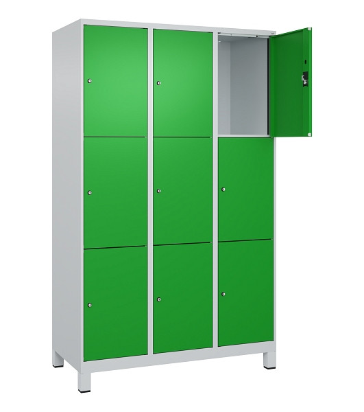 C+P Schließfachschrank Evolo PLUS, mit Füßen, 9 Fächer, 1950x1200x500mm, 7035/6, Frontfarbe RAL 6037 Reingrün, 049010-323 S10011