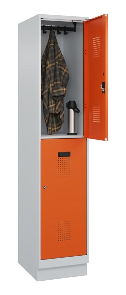 C+P Doppelstöckiger Spind Evolo PLUS, mit Sockel, 2 Fächer, 1950x400x500mm, 7035, Frontfarbe RAL 2004 Reinorange, Zylinderschloss, 049320-12 S10029