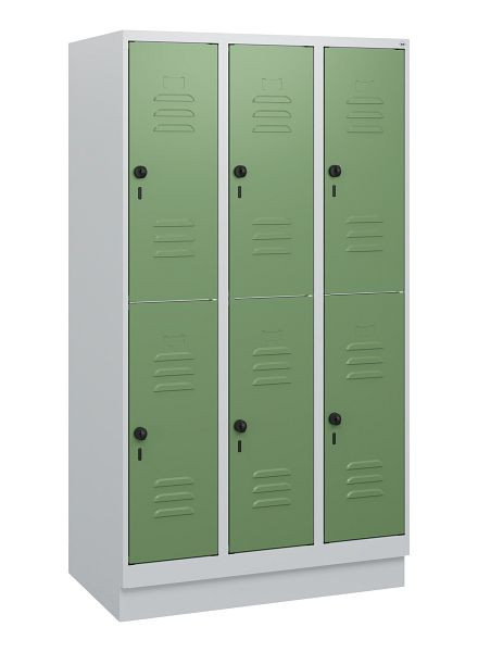 C+P Doppelstöckiger Spind Classic PLUS, Sockel, 3 Abteile, 1630x900x500mm, 7035/6011, Drehriegel, 0803205-30 S10006