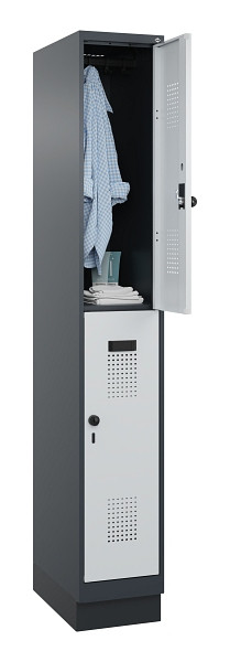 C+P Doppelstöckiger Spind Evolo PLUS, mit Sockel, 2 Fächer, 1950x300x500mm, 7016, Frontfarbe RAL 7035 Lichtgrau, Drehriegel, 049320-10 S10017