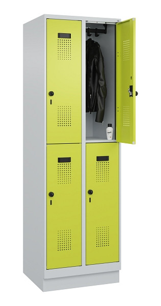C+P Doppelstöckiger Spind Evolo PLUS, mit Sockel, 4 Fächer, 1950x600x500mm, 7035, 1108060 RDS Clowngrün, Drehriegel, 049320-20 S10015