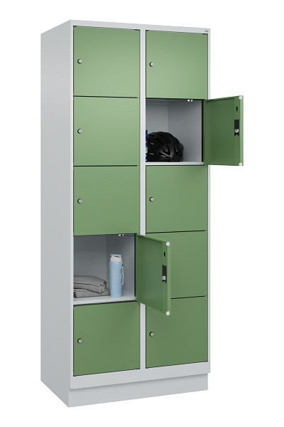 C+P Schließfachschrank Evolo PLUS, mit Sockel, 10 Fächer, 1950x800x500mm, 7035/6, Frontfarbe RAL 6011 Resedagrün, 049020-225 S10010