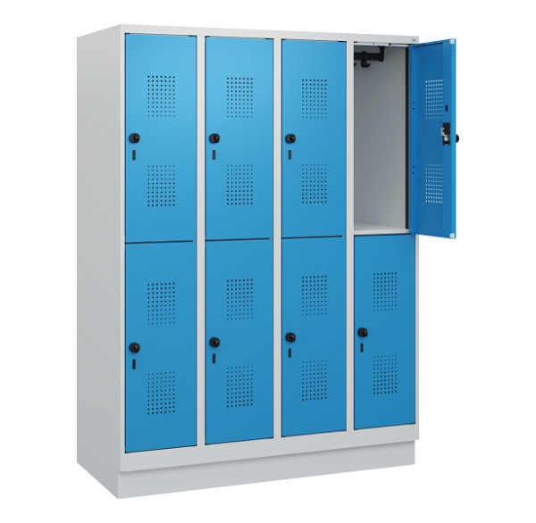 C+P Doppelstöckiger Spind Evolo PLUS, Sockel, 8 Fächer, 1630x1200x500mm, 7035/50, Frontfarbe RAL 5012 Lichtblau, Drehriegel, 0493205-40 S10007