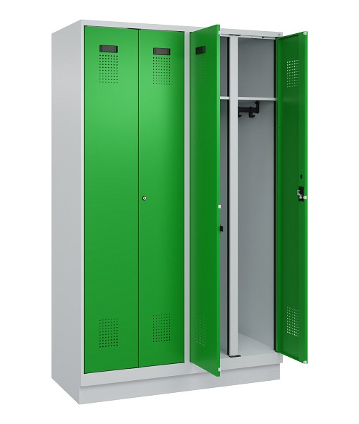 C+P Schwarz-Weiß-Spind Evolo PLUS, mit Sockel, 4 Abteile, 1950x1200x500mm, 7035/6037 Reingrün, Abteilbreite 300 mm, Schlüssel 2, 049022-40 S10038