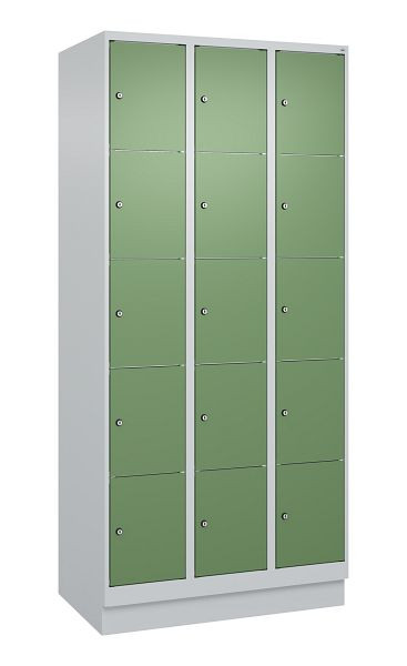 C+P Schließfachschrank Classic PLUS, Sockel, 3 Abteile mit je 5 Fächern, 1950x900x500mm, 7035/6011, 080020-305 S10006