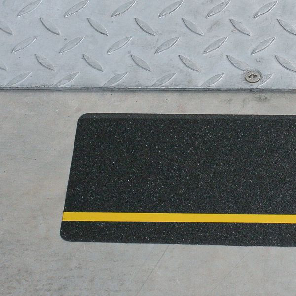 m2 Antirutschbelag Multifunktionsbelag schwarz mit Streifen gelb 150x610mm, MFB11500600