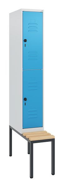 C+P Doppelstöckiger Spind Classic PLUS, Bank, 1950x300x815mm, 7035/5012, Drehriegel, Sitzleisten aus Buche, mit untergebauter Sitzbank, 0803505-10 S10004