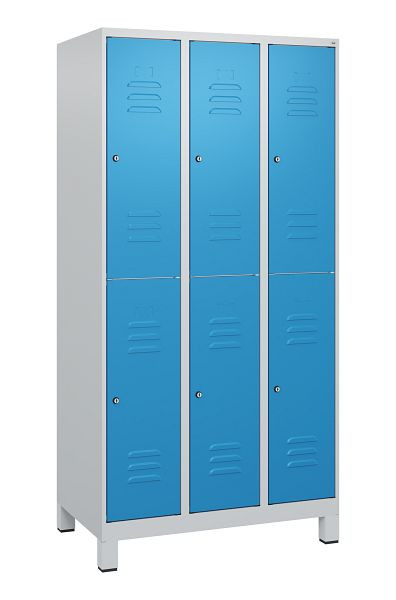 C+P Doppelstöckiger Spind Classic PLUS, Füße, 3 Abteile, 1800x900x500mm, 7035/5012, Zylinderschlösser, 0803107-30 S10019