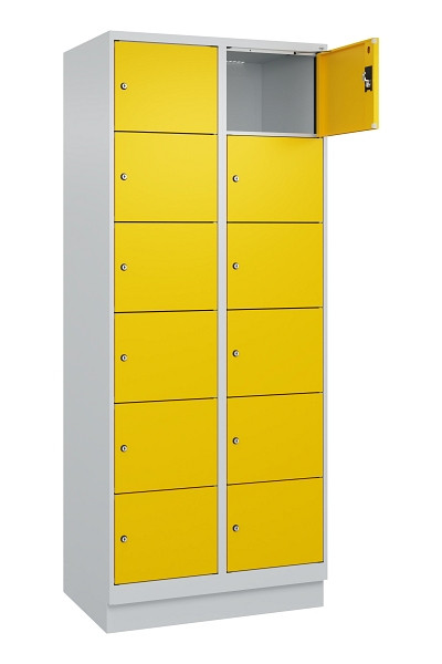 C+P Schließfachschrank Evolo PLUS, mit Sockel, 12 Fächer, 1950x800x500mm, 7035/1, Frontfarbe RAL 1023 Verkehrsgelb, 049020-226 S10001
