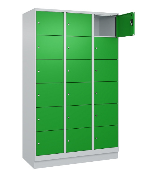 C+P Schließfachschrank Evolo PLUS, mit Sockel, 18 Fächer, 1950x1200x500mm, 7035/6037 Reingrün, 049020-326 S10011