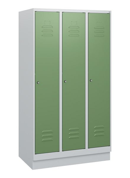 C+P Umkleidespind Classic PLUS, Sockel, 3 Abteile, 1630x900x500mm, 7035/6011, Zylinderschlösser, 0800205-30 S10021