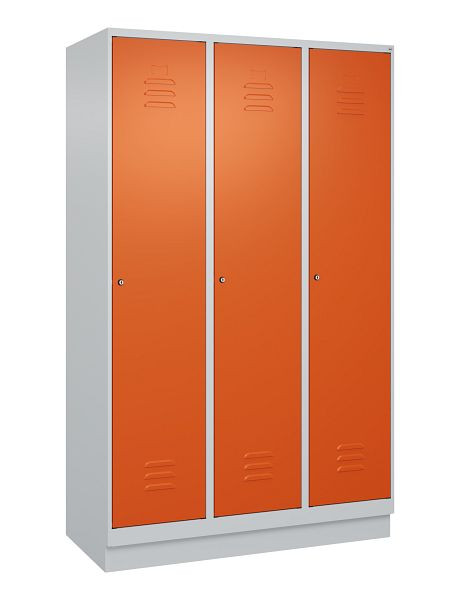 C+P Umkleidespind Classic PLUS, Sockel, 3 Abteile, 1950x1200x500mm, 7035/2004, Zylinderschlösser, 080020-32 S10032