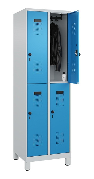 C+P Doppelstöckiger Spind Evolo PLUS, mit Füßen, 4 Fächer, 1950x600x500mm, 7035, Frontfarbe RAL 5012 Lichtblau, Drehriegel, 049310-20 S10007
