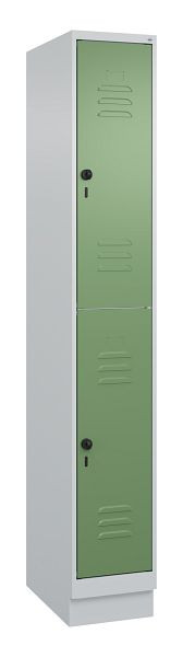 C+P Doppelstöckiger Spind Classic PLUS, Sockel, 1950x300x500mm, 7035/6011, 080320-10 S10006
