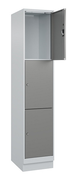 C+P Schließfachschrank Evolo PLUS, mit Sockel, 3 Fächer, 1950x400x500mm, 7035/00, Frontfarbe 0005000 RDS Stahlgrau, 049020-123 S10014