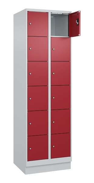 C+P Schließfachschrank Evolo PLUS, mit Sockel, 12 Fächer, 1950x600x500mm, 7035/3, Frontfarbe RAL 3003 Rubinrot, 049020-206 S10004