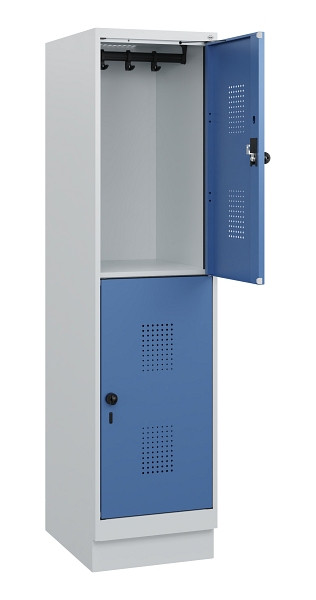 C+P Doppelstöckiger Spind Evolo PLUS, Sockel, 2 Fächer, 1630x400x500mm, 7035/502, Drehriegel, 0493205-12 S10008
