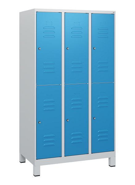 C+P Doppelstöckiger Spind Classic PLUS, Füße, 3 Abteile, 1630x900x500mm, 7035/5012, Zylinderschlösser, 0803105-30 S10034