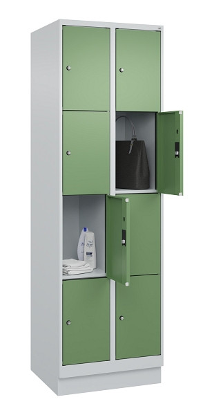 C+P Schließfachschrank Evolo PLUS, mit Sockel, 8 Fächer, 1950x600x500mm, 7035/60, Frontfarbe RAL 6011 Resedagrün, 049020-204 S10010