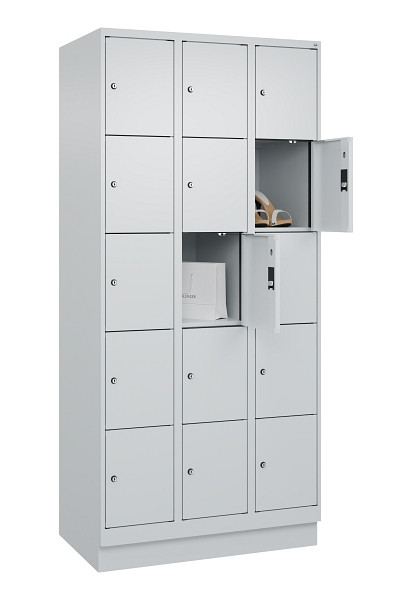 C+P Schließfachschrank Evolo PLUS, mit Sockel, 15 Fächer, 1950x900x500mm, 7035/7, Frontfarbe RAL 7035 Lichtgrau, 049020-305 S10013