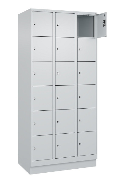 C+P Schließfachschrank Evolo PLUS, mit Sockel, 18 Fächer, 1950x900x500mm, 7035/7, Frontfarbe RAL 7035 Lichtgrau, 049020-306 S10013