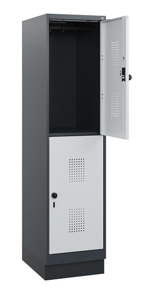 C+P Doppelstöckiger Spind Evolo PLUS, Sockel, 2 Fächer, 1630x400x500mm, 7016/703, Drehriegel, 0493205-12 S10017