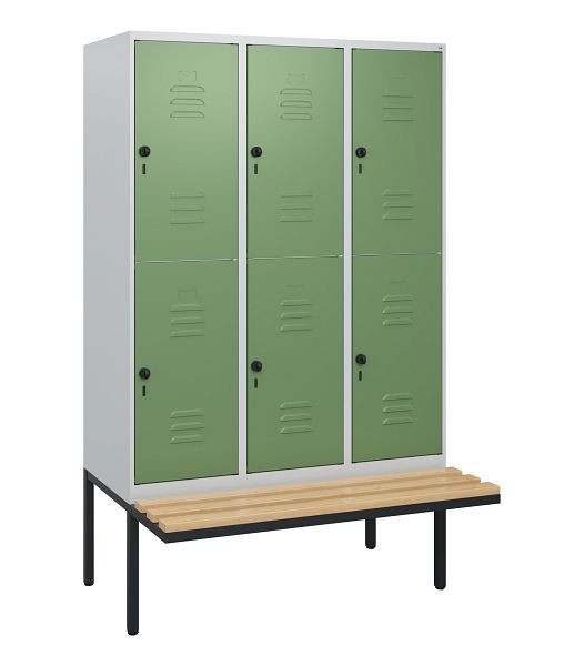 C+P Doppelstöckiger Spind Classic PLUS, 3 Abteile, 1950x1200x815mm, 7035/6011, Drehriegel, Sitzleisten aus Buche, schwebende Sitzfläche, 0803405-32 S10006