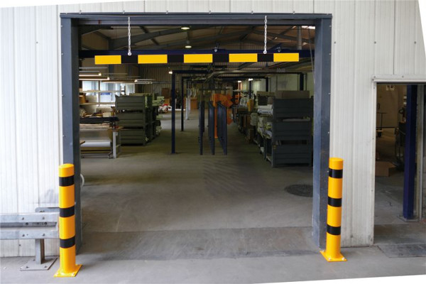 Schake Barriere aus Aluminiumprofil 100x20mm, gelb beschichtet mit schwarzen Streifen, Gesamtlänge 6000mm, beidseitig reflektierend, 4217_60BG