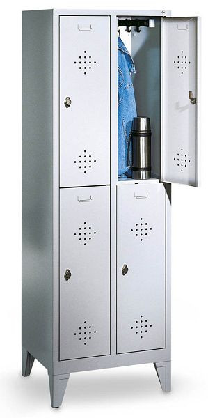 Bedrunka+Hirth Garderobenschrank mit 100 mm hohem Sockel, Abteilbreite in mm: 300, Maße in mm (BxTxH): 1190 x 500 x 1800, 06.05.2431