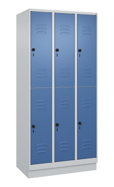 C+P Doppelstöckiger Spind Classic PLUS, Sockel, 3 Abteile, 1950x900x500mm, 7035/5023, 080320-30 S10005