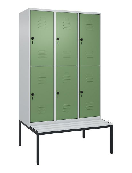 C+P Doppelstöckiger Spind Classic PLUS, 3 Abteile, 2120x1200x815mm, 7035/6011, Drehriegel, mit untergebauter Sitzbank, 0803507-32 S10111
