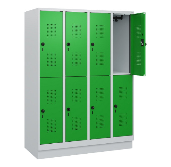 C+P Doppelstöckiger Spind Evolo PLUS, Sockel, 8 Fächer, 1630x1200x500mm, 7035/60, Frontfarbe RAL 6037 Reingrün, Drehriegel, 0493205-40 S10011