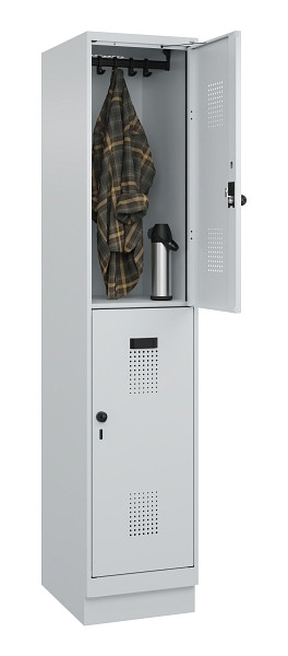 C+P Doppelstöckiger Spind Evolo PLUS, mit Sockel, 2 Fächer, 1950x400x500mm, 7035, Frontfarbe RAL 7035 Lichtgrau, Drehriegel, 049320-12 S10013