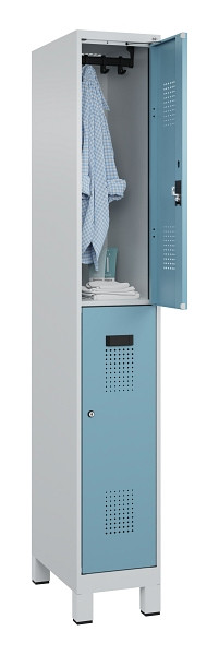 C+P Doppelstöckiger Spind Evolo PLUS, mit Füßen, 2 Fächer, 1950x300x500mm, 7035, Frontfarbe 2406015 RDS Architekturblau, Zylinderschloss, 049310-10 S10036