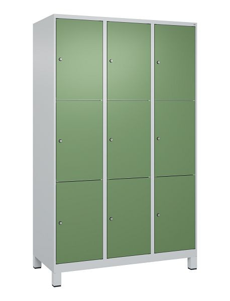 C+P Schließfachschrank Classic PLUS, Füße, 3 Abteile mit je 3 Fächern, 1950x1200x500mm, 7035/6011, 080010-323 S10006