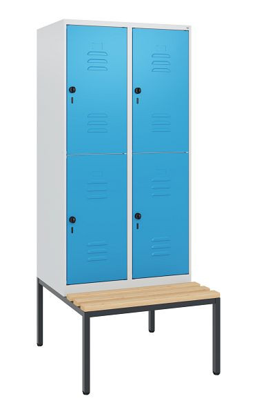 C+P Doppelstöckiger Spind Classic PLUS, 2 Abteile, 1950x800x815mm, 7035/5012, Drehriegel, Buche-Sitzleisten, mit untergebauter Sitzbank, 0803505-22 S10004