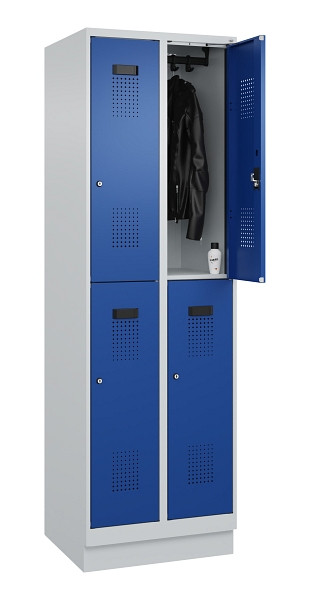 C+P Doppelstöckiger Spind Evolo PLUS, mit Sockel, 4 Fächer, 1950x600x500mm, 7035, Frontfarbe RAL 5010 Enzianblau, Zylinderschloss, 049320-20 S10033