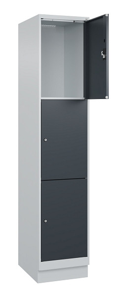 C+P Schließfachschrank Evolo PLUS, mit Sockel, 3 Fächer, 1950x400x500mm, 7035/70, Frontfarbe RAL 7016 Anthrazitgrau, 049020-123 S10012