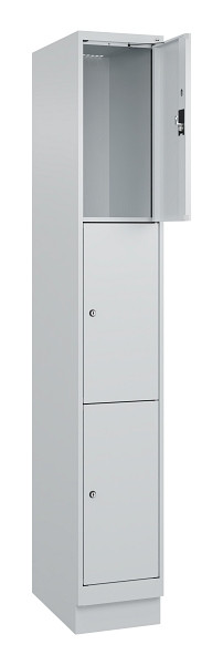 C+P Schließfachschrank Evolo PLUS, mit Sockel, 3 Fächer, 1950x300x500mm, 7035/70, Frontfarbe RAL 7035 Lichtgrau, 049020-103 S10013