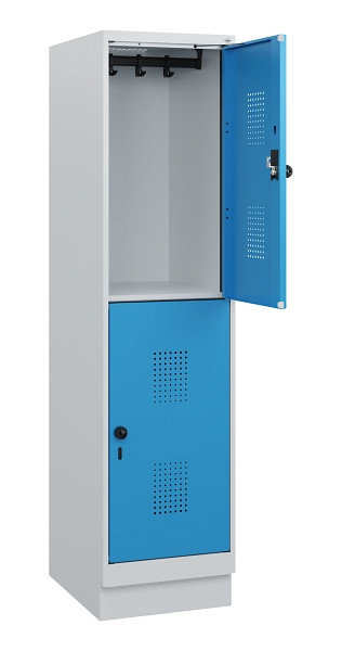 C+P Doppelstöckiger Spind Evolo PLUS, Sockel, 2 Fächer, 1630x400x500mm, 7035/501, Frontfarbe RAL 5012 Lichtblau, Drehriegel, 0493205-12 S10007