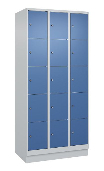 C+P Schließfachschrank Classic PLUS, Sockel, 3 Abteile mit je 5 Fächern, 1950x900x500mm, 7035/5023, 080020-305 S10005