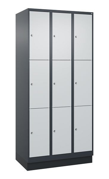 C+P Schließfachschrank Classic PLUS, Sockel, 3 Abteile mit je 3 Fächern, 1950x900x500mm, 7016/7035, 080020-303 S10016