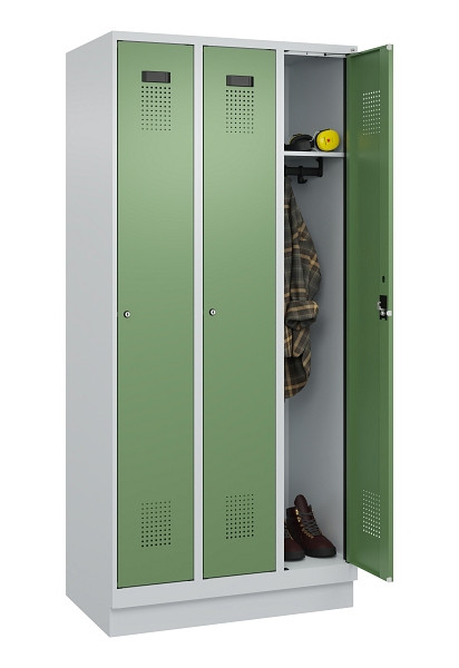 C+P Spind Evolo PLUS, mit Sockel, 3 Abteile, 1950x900x500mm, 7035/6011, Verschluss Zylinderschloss, Ablageböden 3, 049020-30 S10037