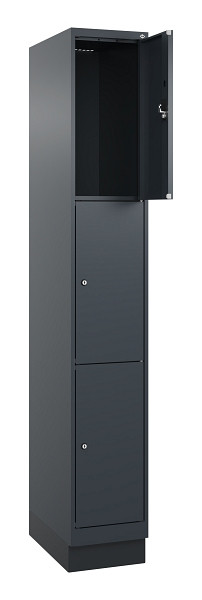 C+P Schließfachschrank Evolo PLUS, mit Sockel, 3 Fächer, 1950x300x500mm, 7016/70, Frontfarbe RAL 7016 Anthrazitgrau, 049020-103 S10016