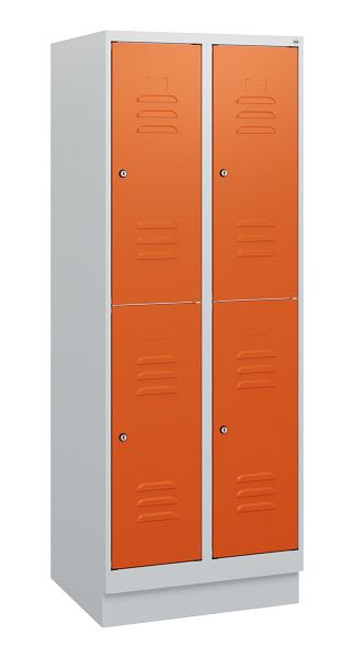 C+P Doppelstöckiger Spind Classic PLUS, Sockel, 2 Abteile, 1630x600x500mm, 7035/2004, Zylinderschlösser, 0803205-20 S10062