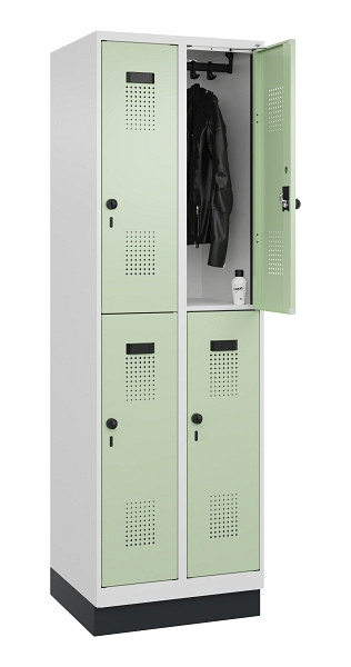 C+P Doppelstöckiger Spind Evolo PLUS, mit Sockel, 4 Fächer, 1950x600x500mm, 9016, Frontfarbe RAL 6019 Weissgrün, Drehriegel, 049320-20 S10019