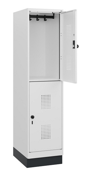 C+P Doppelstöckiger Spind Evolo PLUS, Sockel, 2 Fächer, 1630x400x500mm, 9016/901, Drehriegel, 0493205-12 S10023